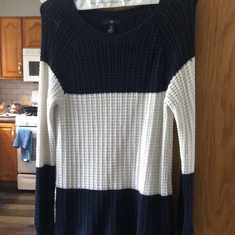 Womens size medium GAP sweater navy and white offers welcome!